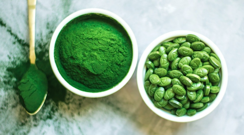 Spirulina-Powder-Pills-On-Marble.jpg